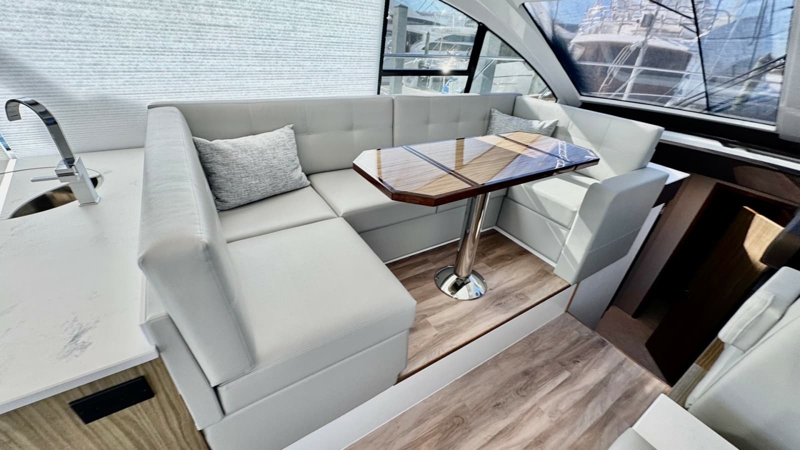 2024 Cruisers Yachts 50 Cantius - Photo 9