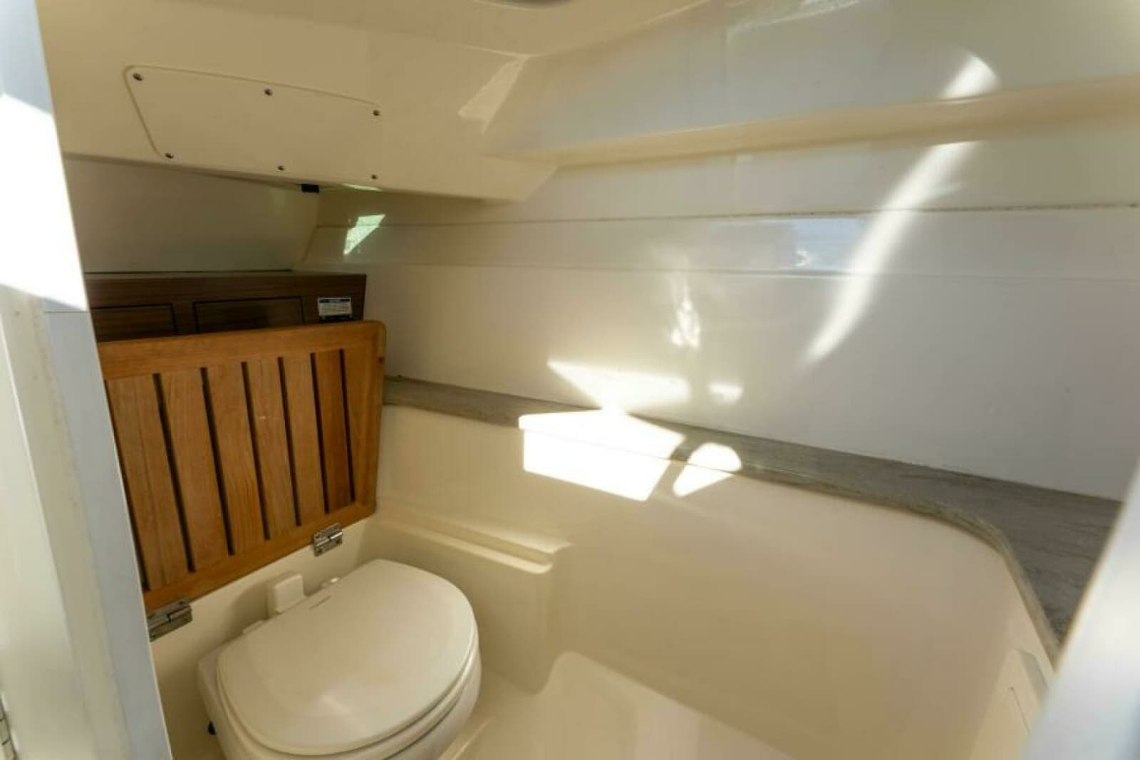 2017 Boston Whaler 320 Vantage - Photo 8