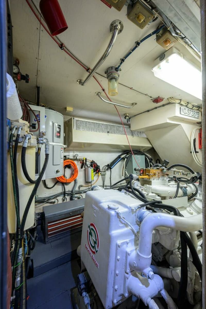 1991 Hatteras 78 Cockpit Motor Yacht - Photo 19