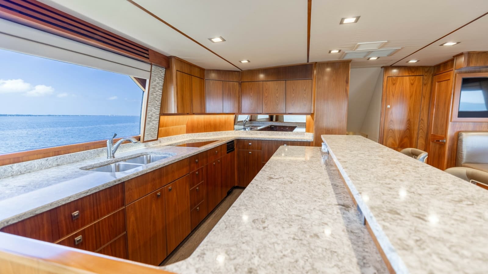 2016 Viking 80 Convertible - Photo 13