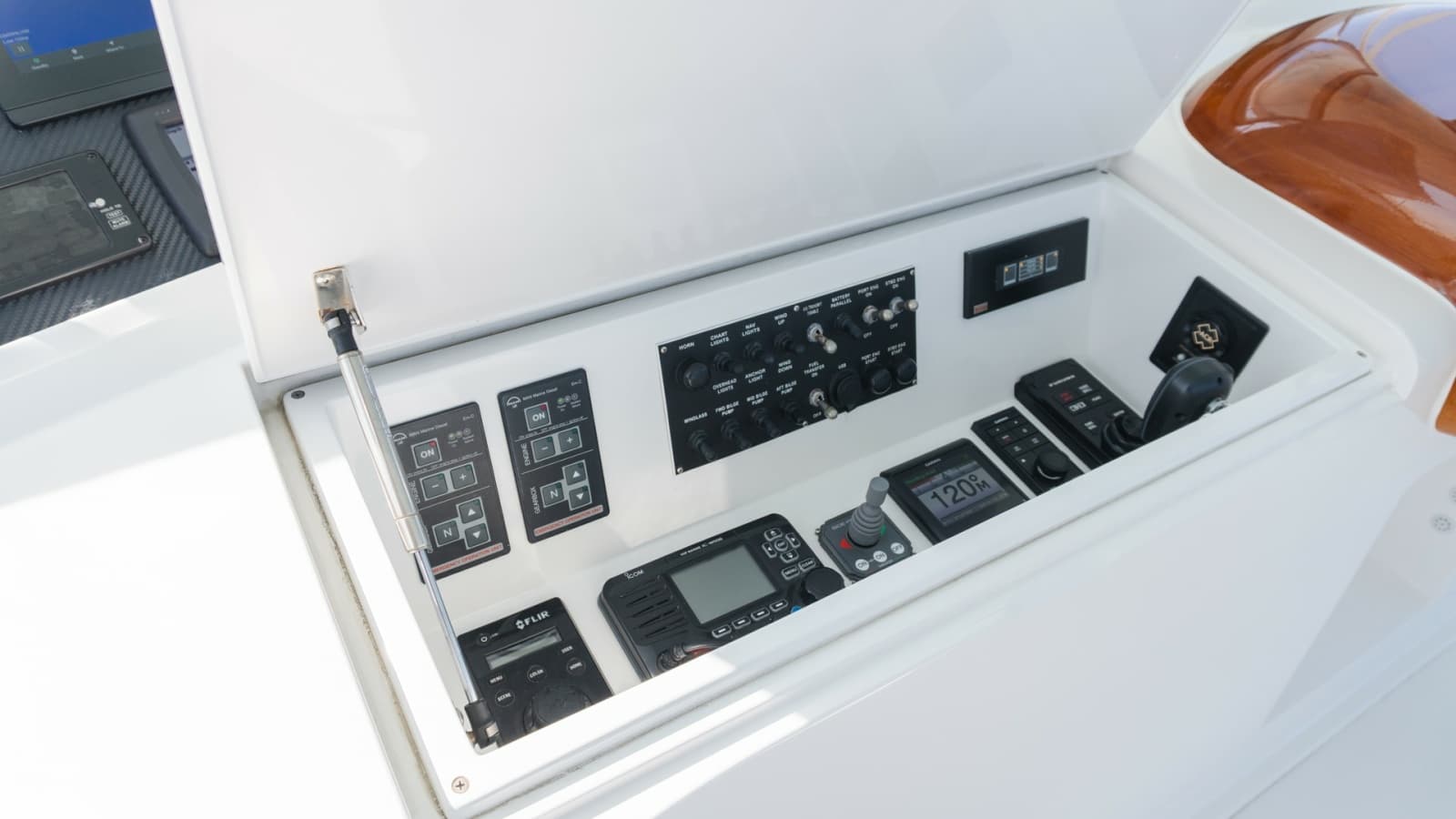 2009 Viking 50 Convertible - Photo 21