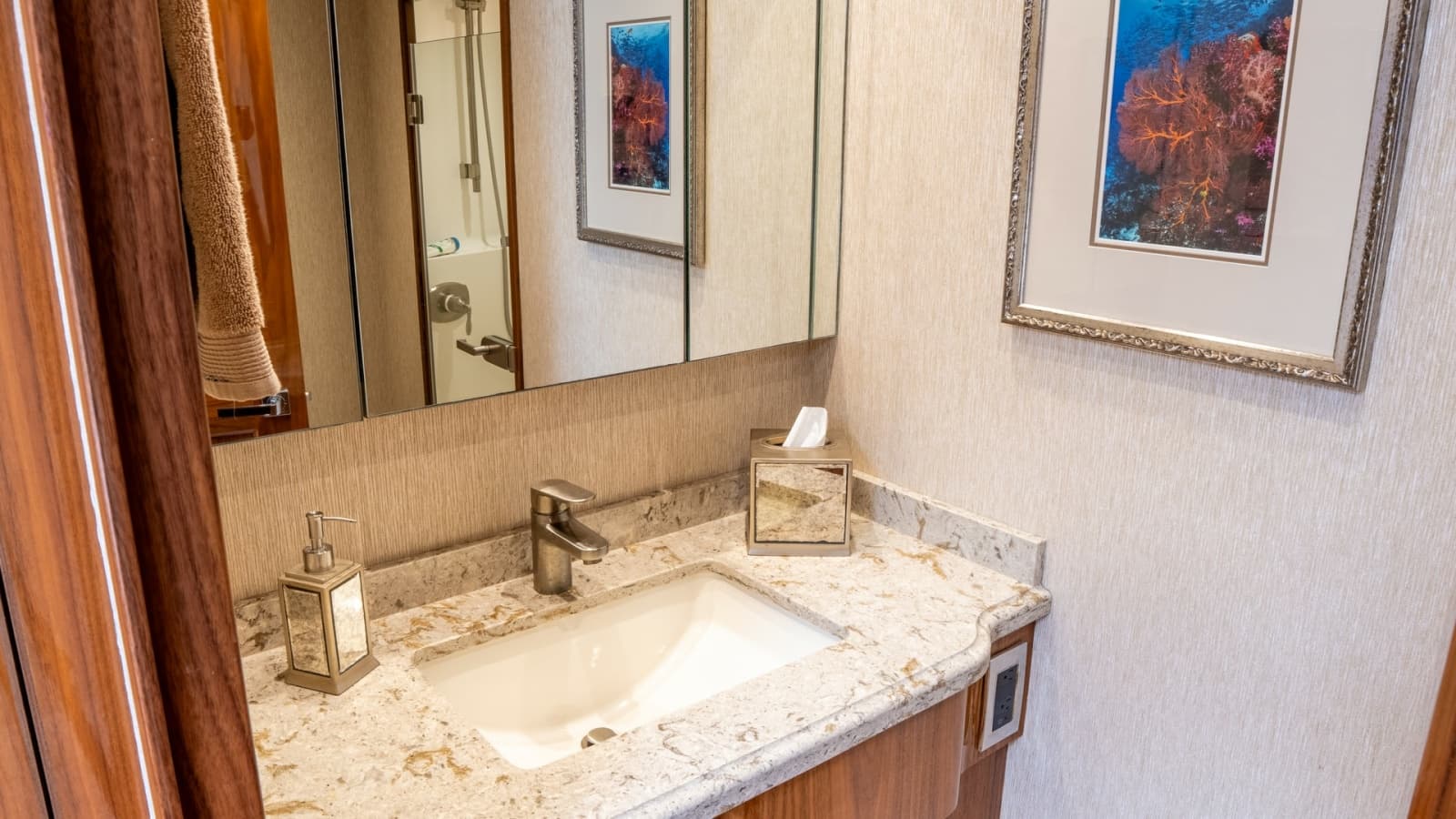 2020 Viking 92 Skybridge - Photo 17