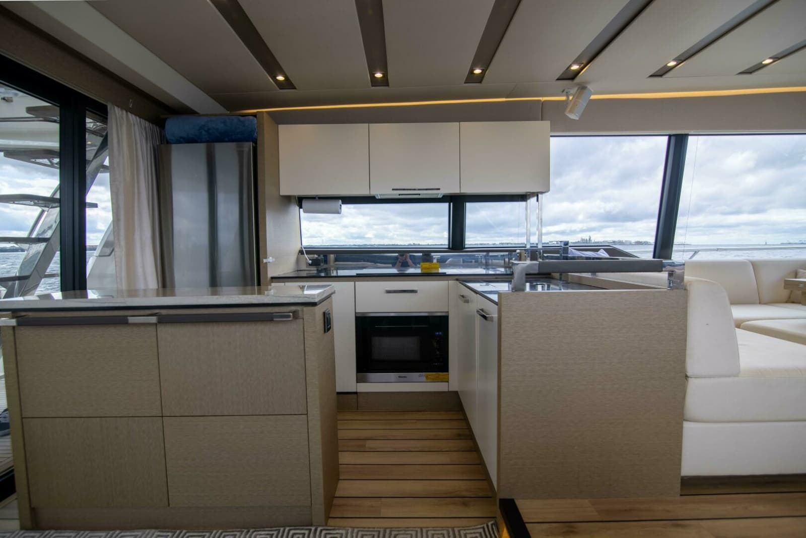 2018 Prestige 680 Flybridge - Photo 3