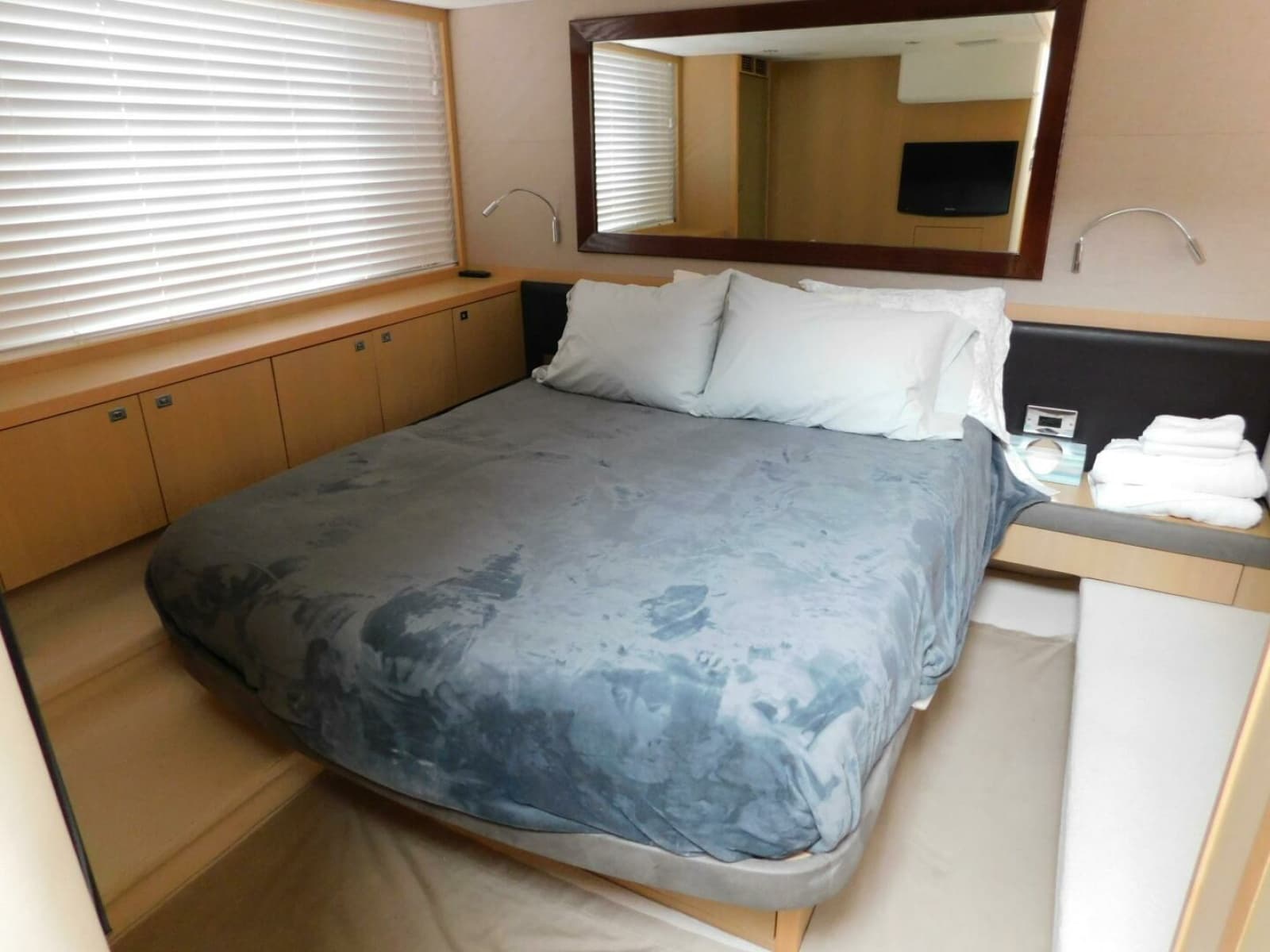 2011 Princess V52 - Photo 21