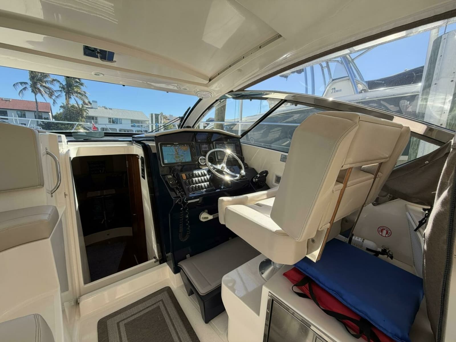 2014 Pursuit SC 365i - Photo 8
