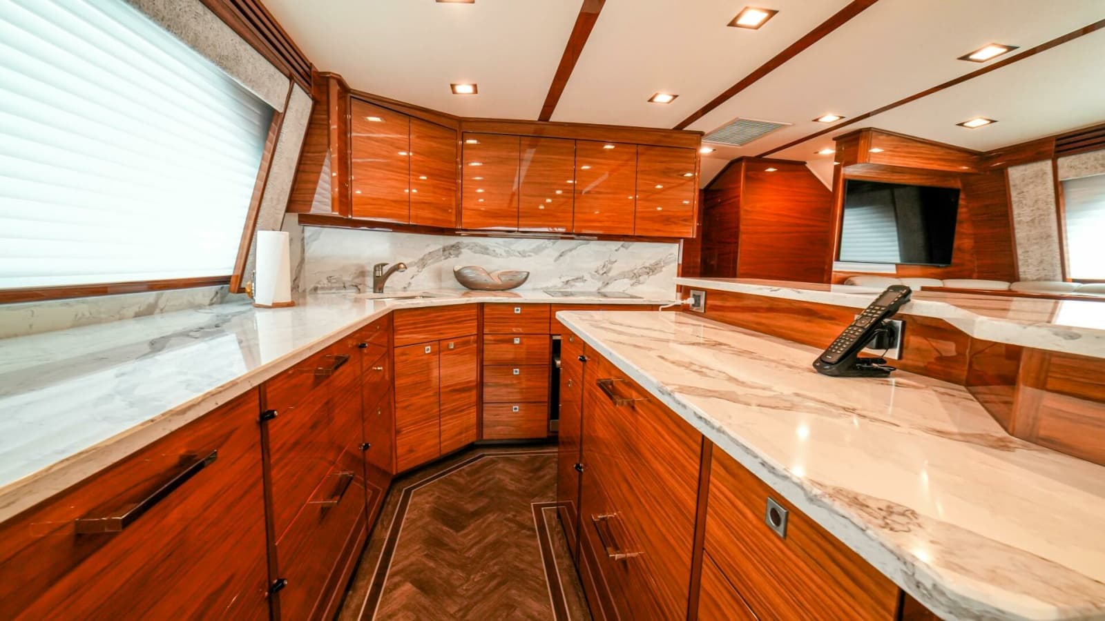 2023 Viking 72 Convertible - Photo 38
