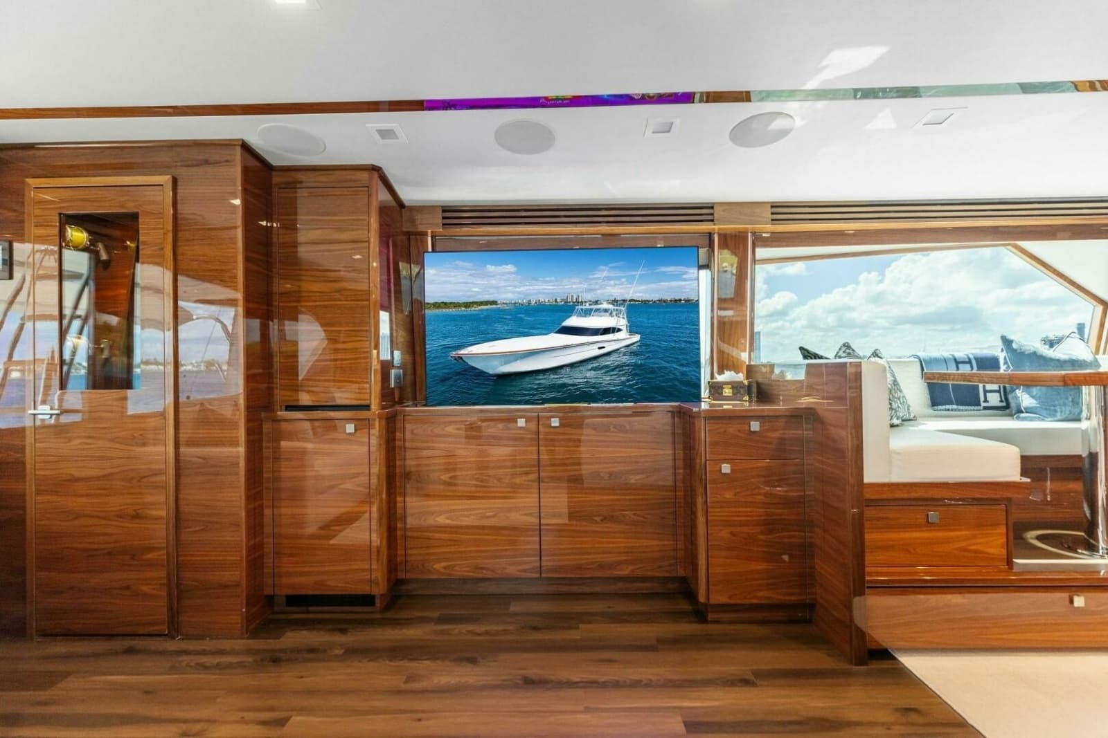 2026 Viking 82 Convertible - Photo 25