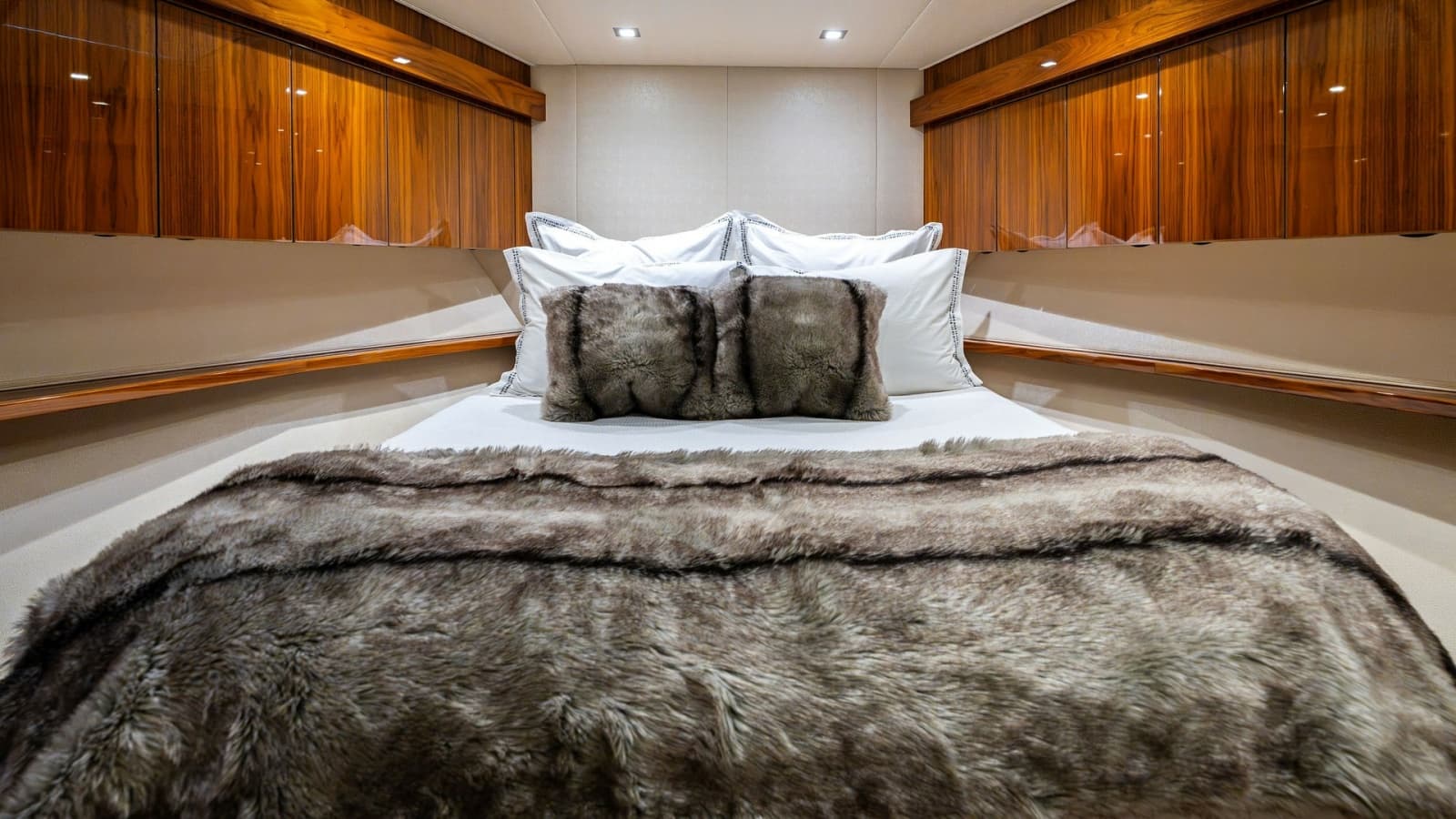 2016 Viking 80 Enclosed Bridge - Photo 48
