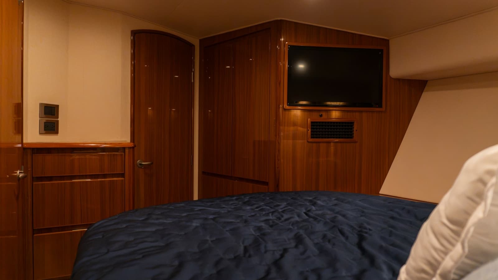 2009 Viking 50 Convertible - Photo 35