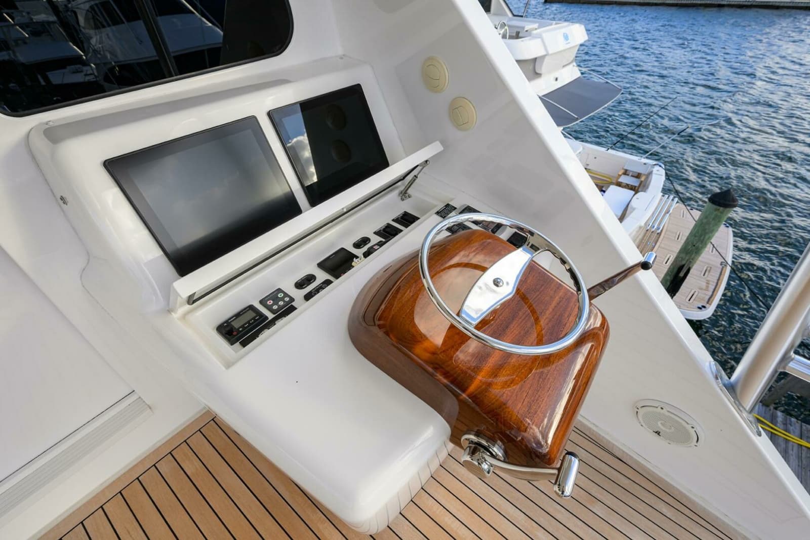 2020 Viking 92 Enclosed Bridge - Photo 43