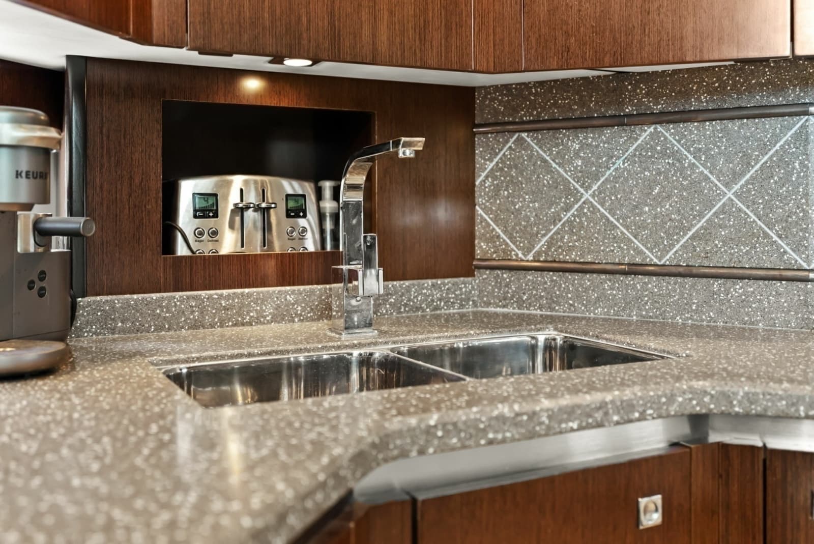 2012 Cruisers Yachts 540 Coupe - Photo 17