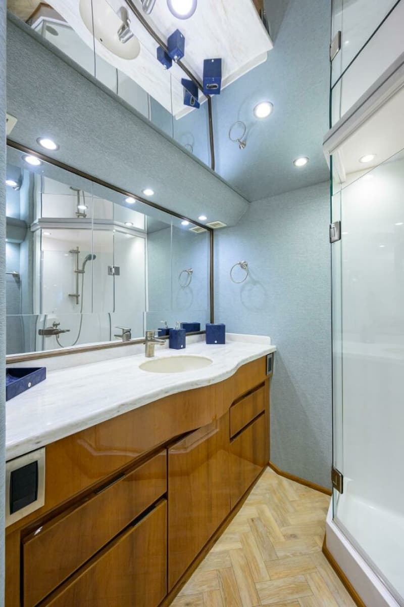 2014 Viking 76 Enclosed Bridge - Photo 28