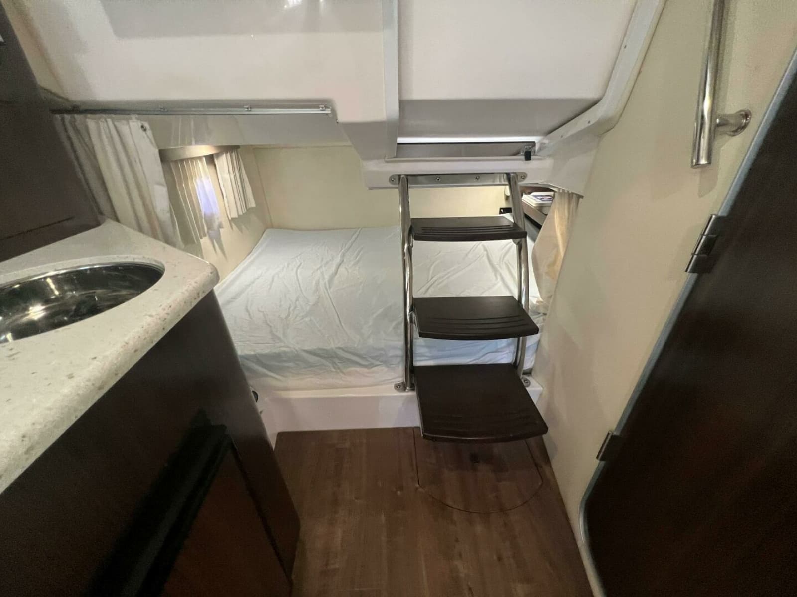 2018 Regal 28 Express - Photo 15
