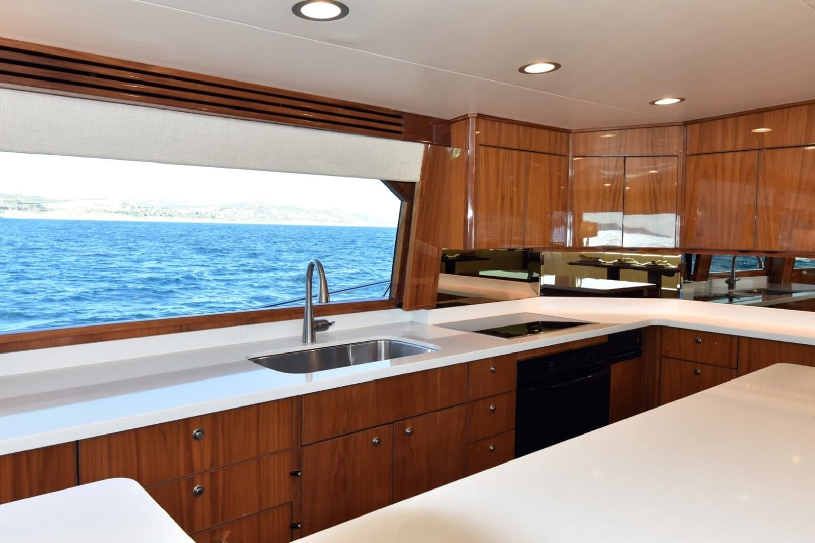 2019 Viking 80 Skybridge - Photo 35