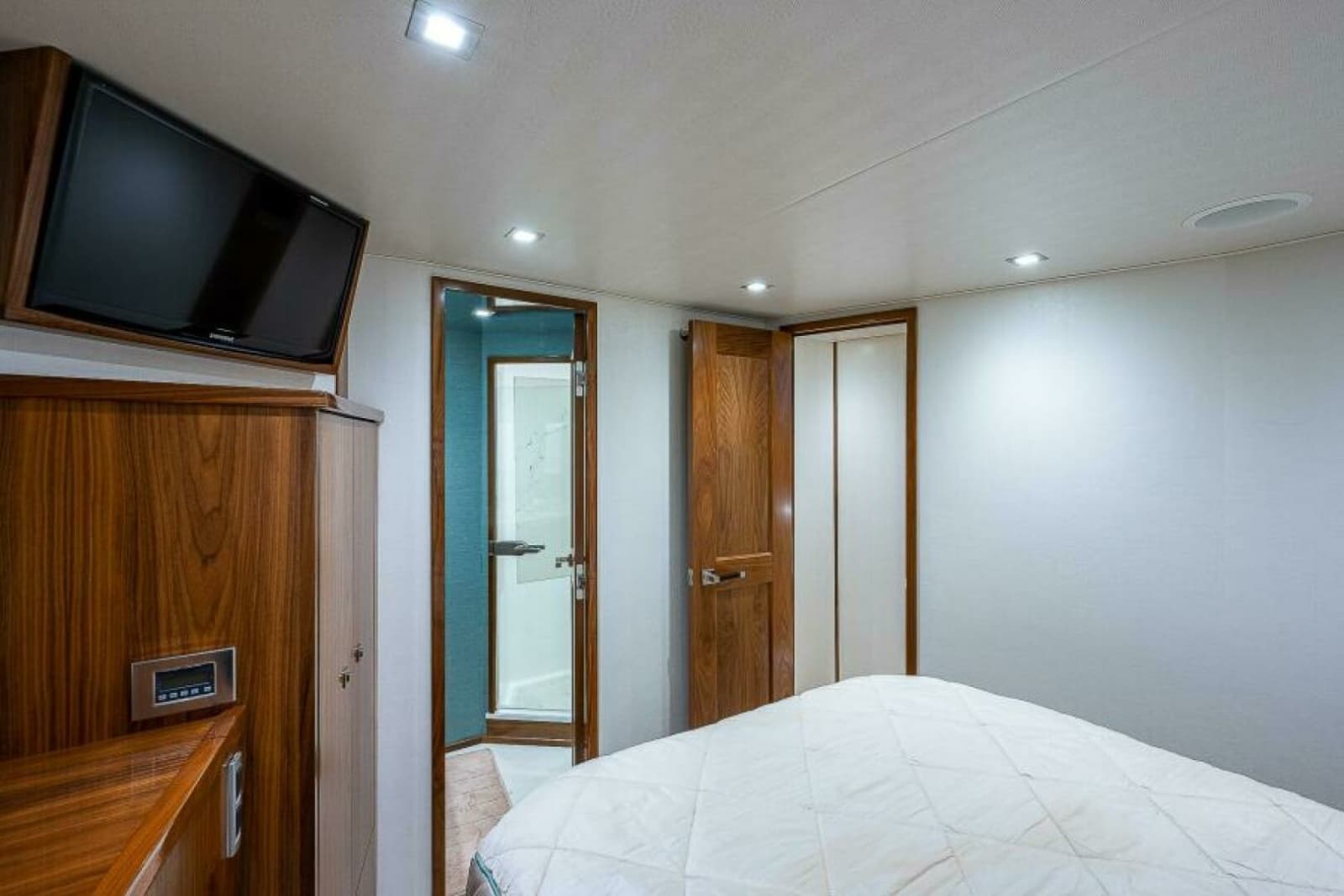 2017 Viking 75 Motoryacht - Photo 32