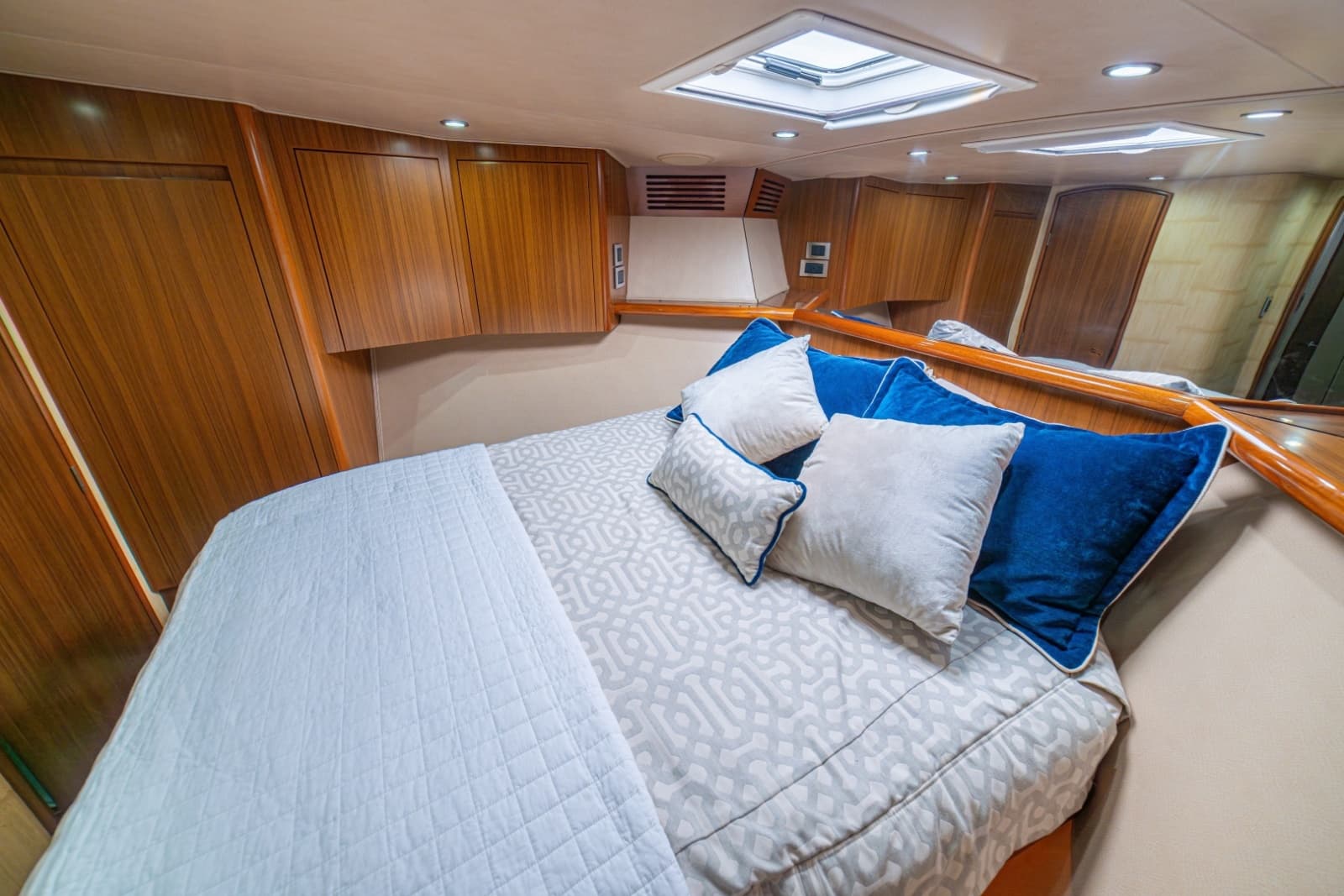 2012 Viking 60 Convertible - Photo 43