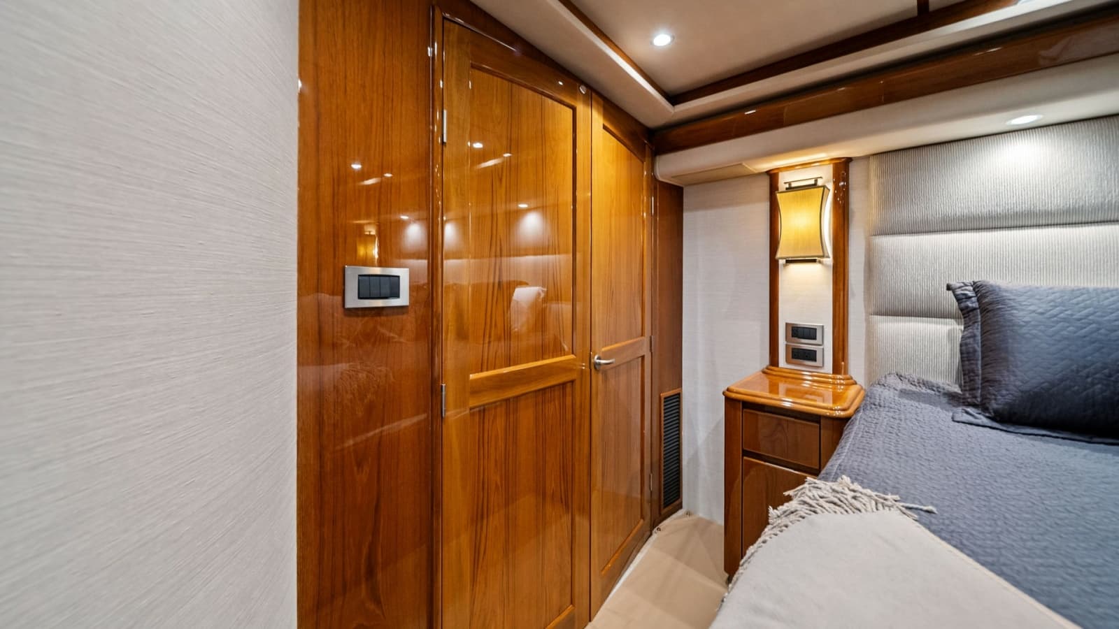 2015 Viking 70 Convertible  - Photo 24