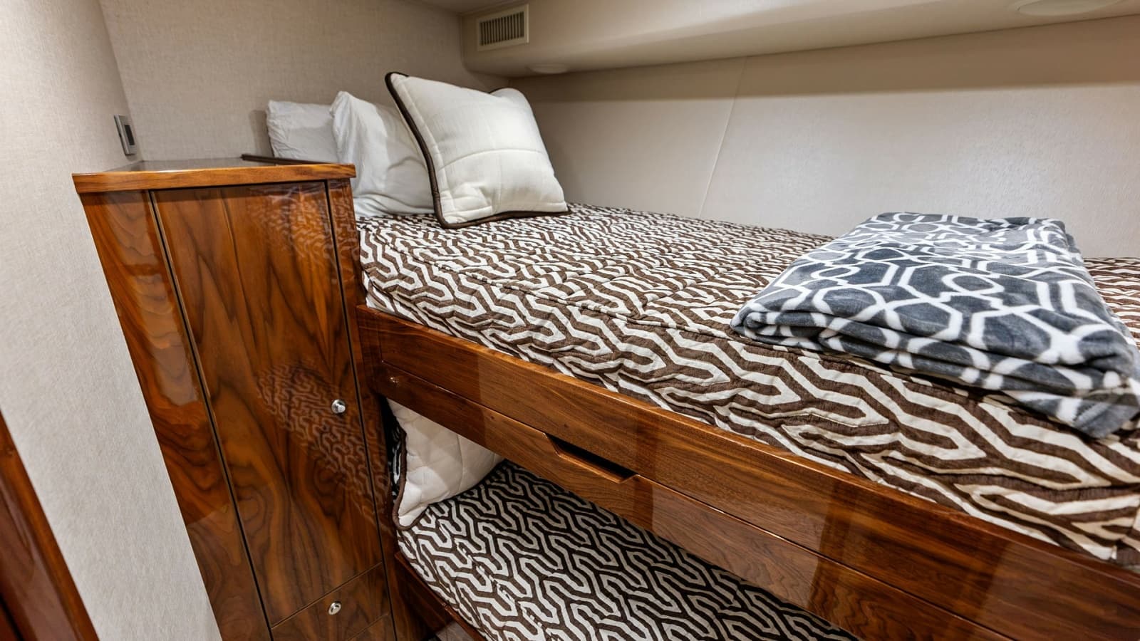 2017 Viking 80 Convertible - Photo 30