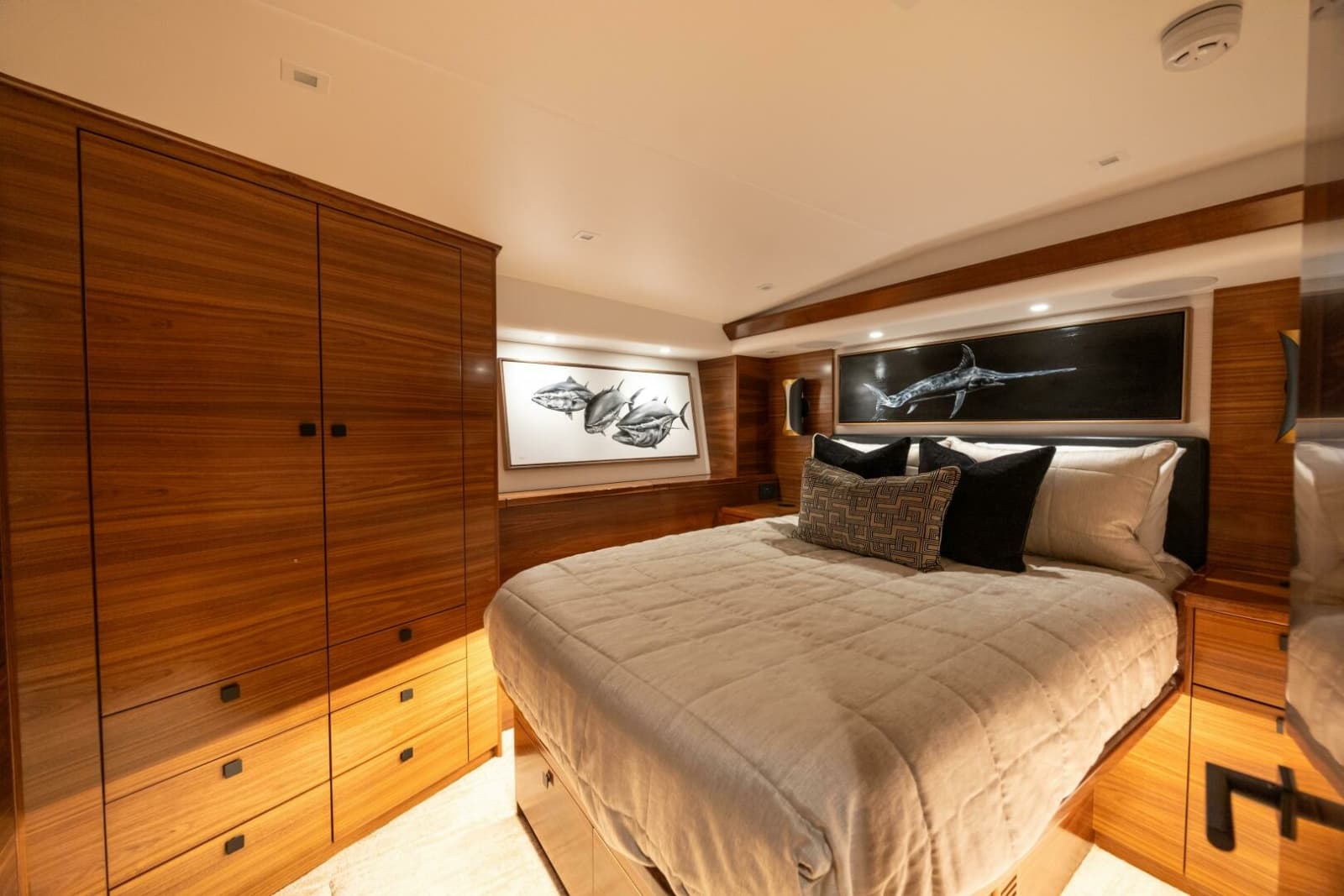 2025 Viking 82 Convertible - Photo 33