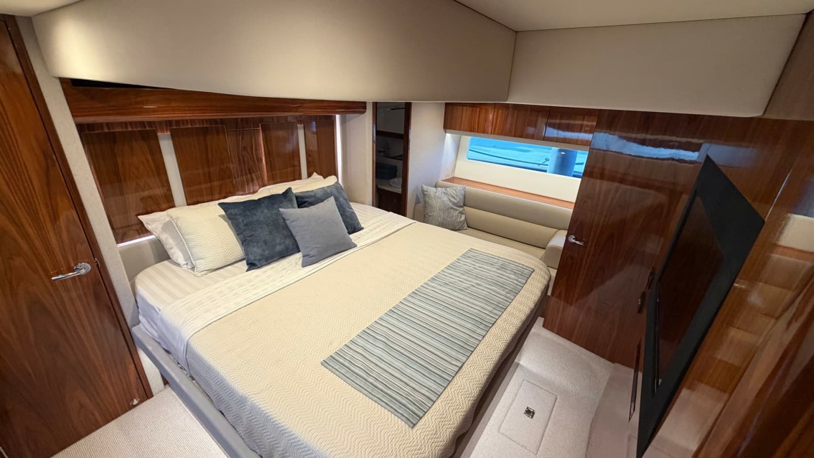 2021 Riviera 57 Enclosed Bridge - Photo 17