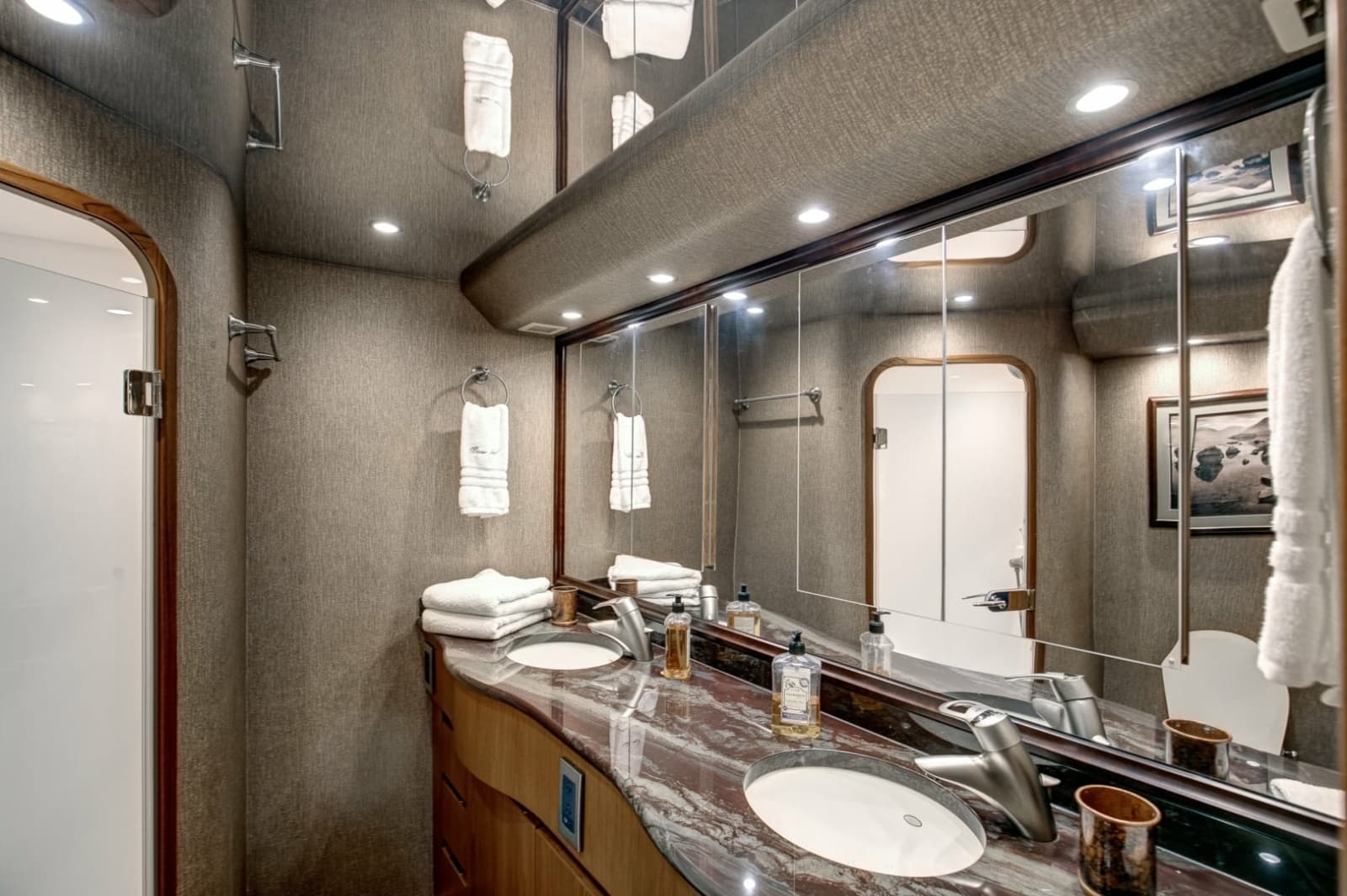 2010 Viking 82 Convertible - Photo 16