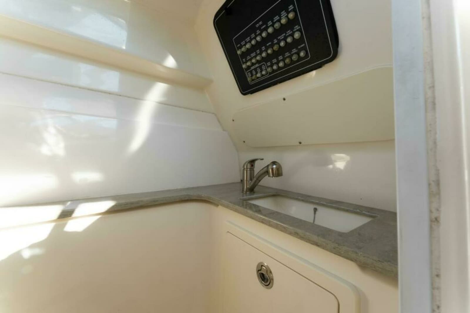 2017 Boston Whaler 320 Vantage - Photo 9