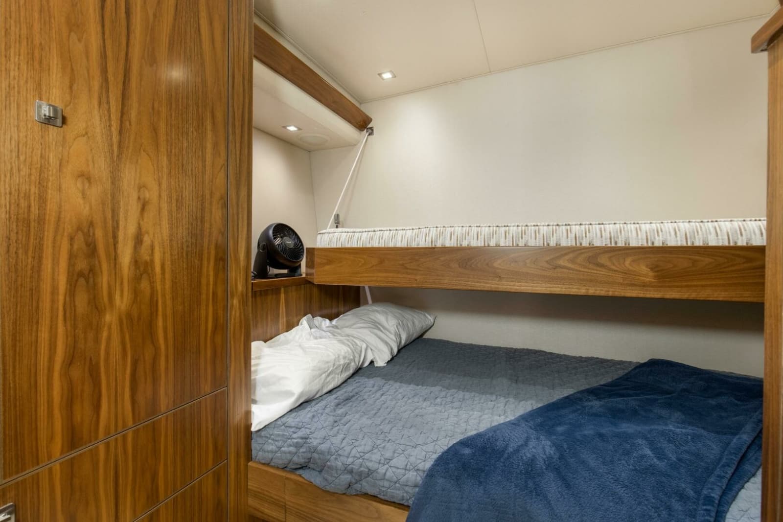 2016 Viking 92 Enclosed Bridge - Photo 38