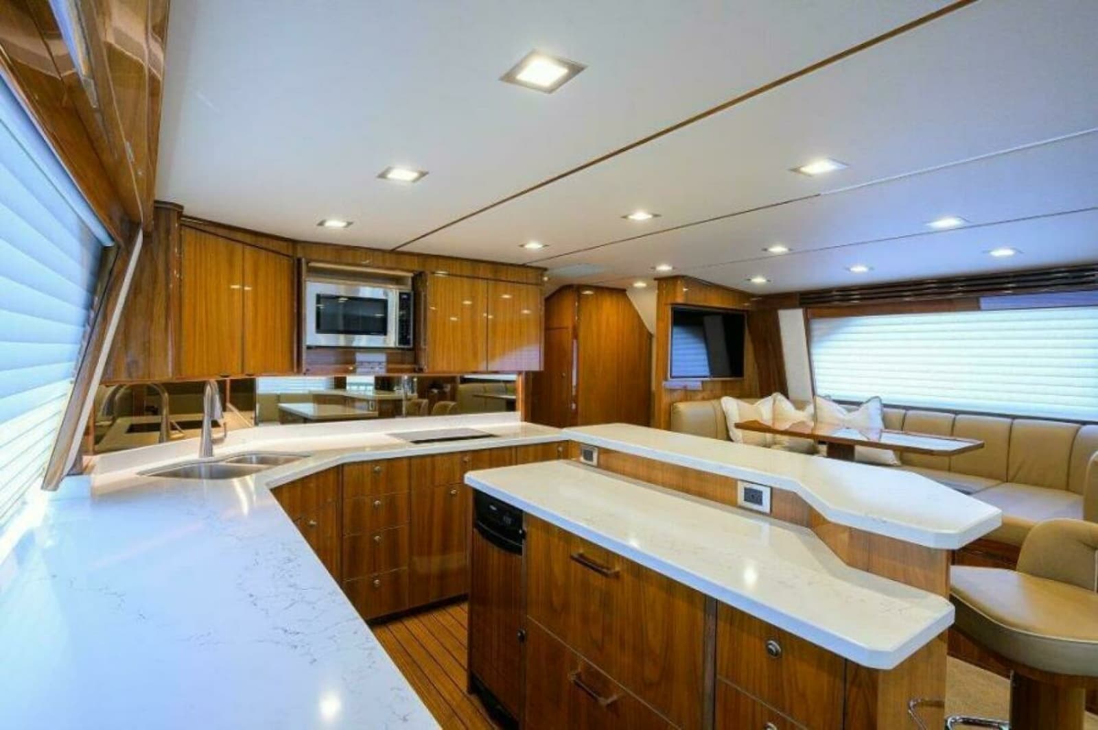 2020 Viking 72 Convertible - Photo 11