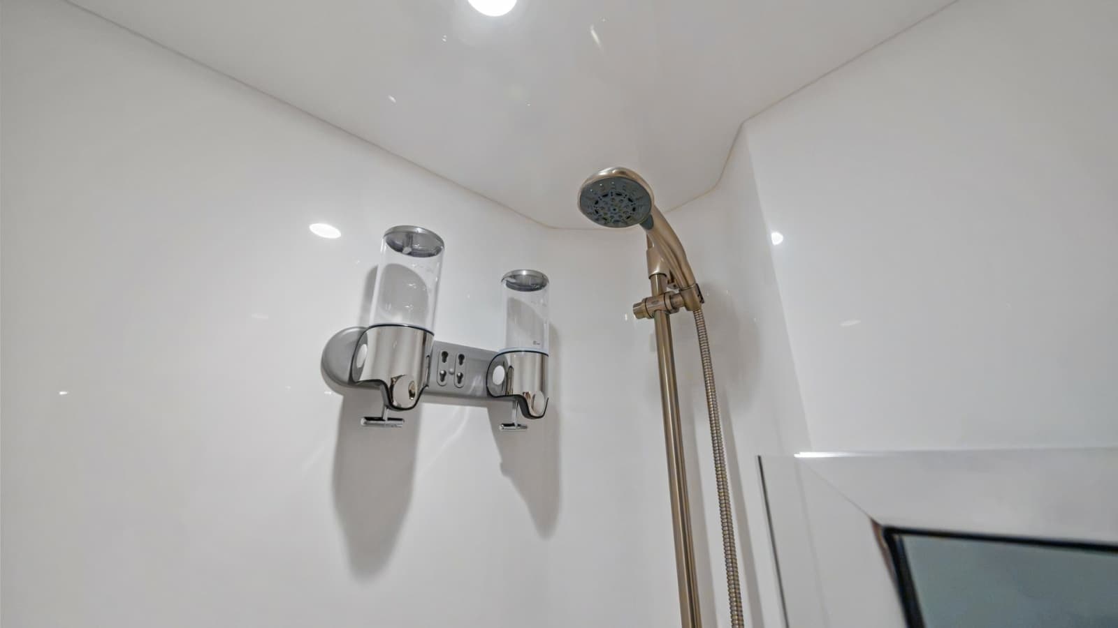 2021 Viking 72 Enclosed Bridge - Photo 44