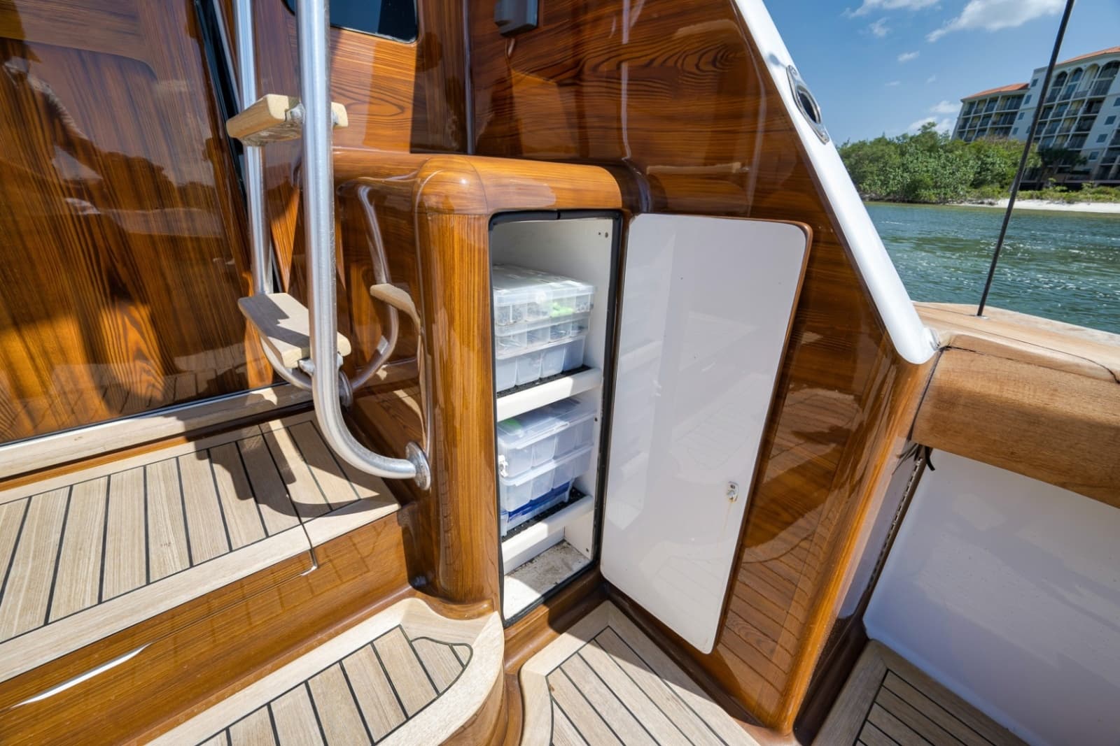 2003 Viking 52 Convertible - Photo 25