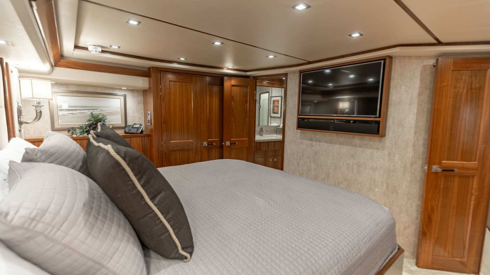2018 Viking 72 Convertible - Photo 17