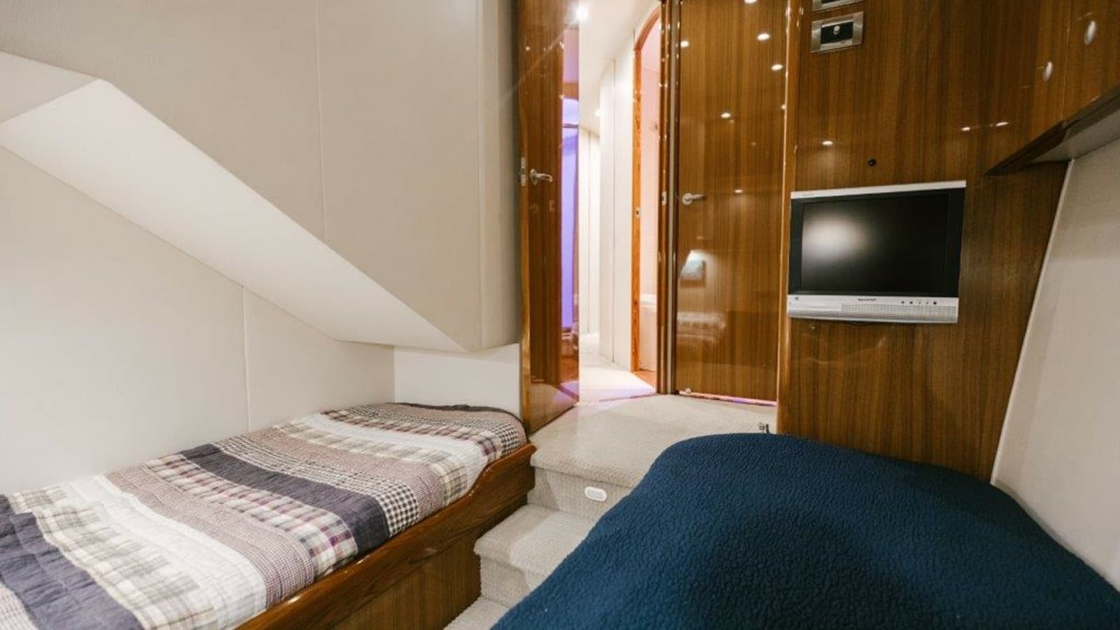 2007 Viking 64 Convertible - Photo 20