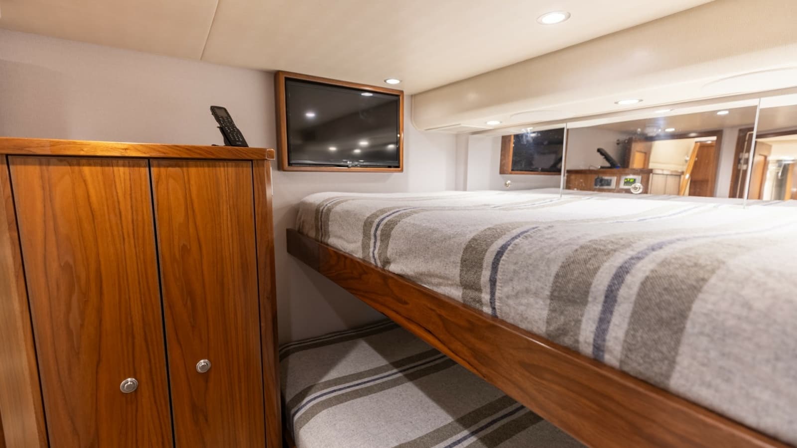2022 Viking 68 Convertible - Photo 35