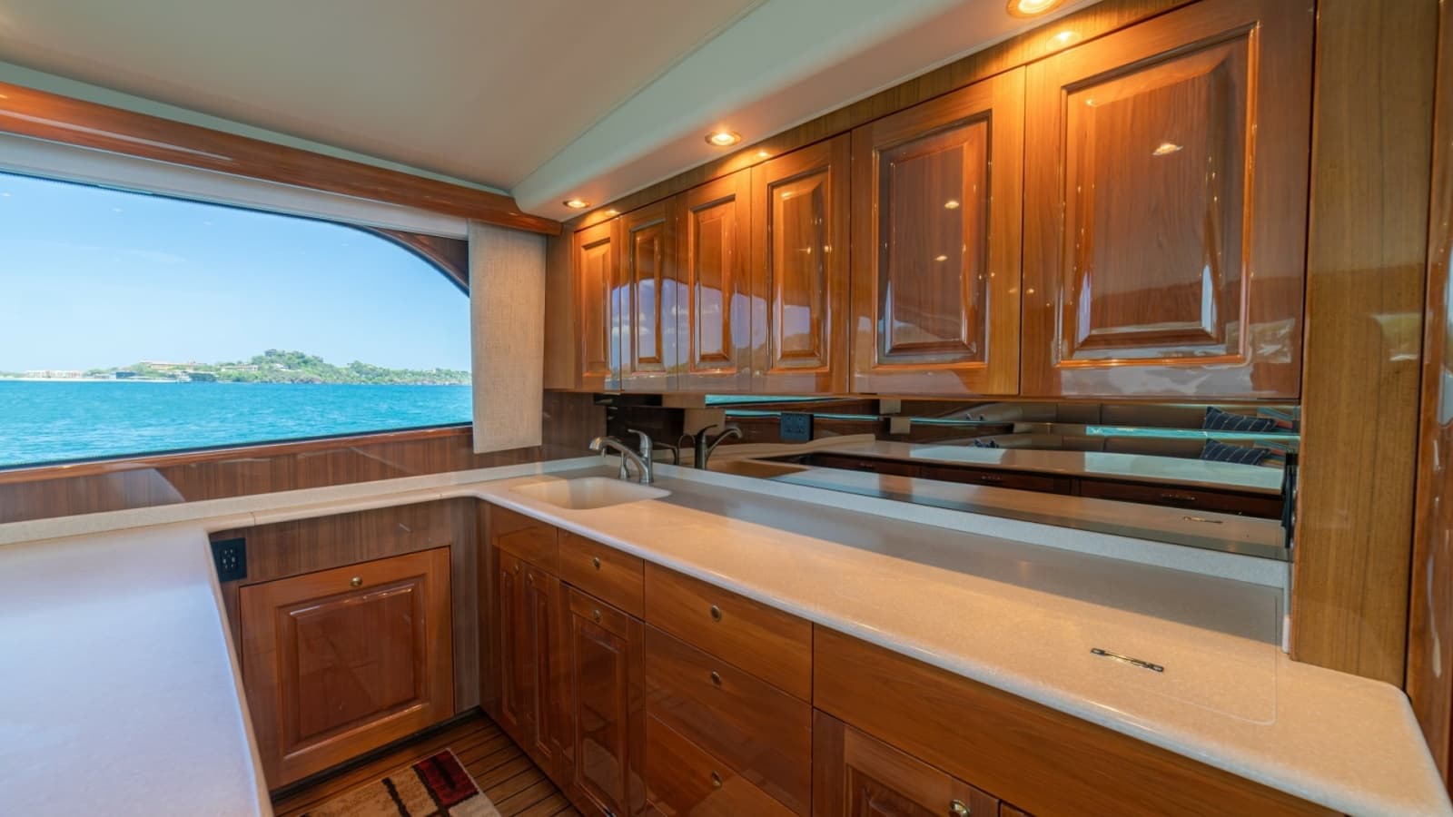2005 Viking 61 Convertible - Photo 10