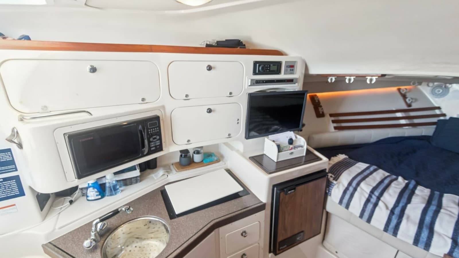 2006 Grady-White 330 Express - Photo 7