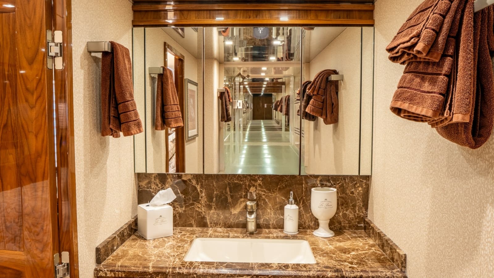 2020 Viking 92 Skybridge - Photo 42