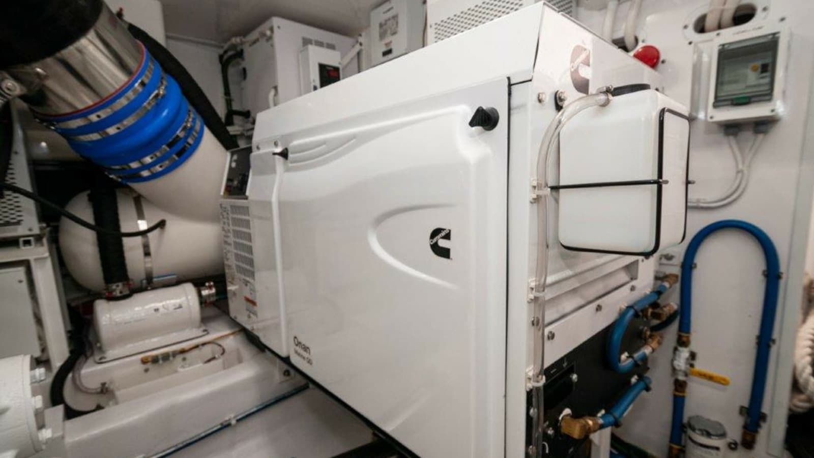 2025 Viking 58 Convertible - Photo 32
