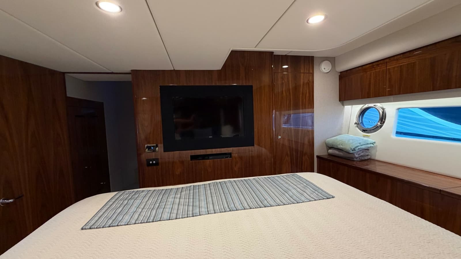 2021 Riviera 57 Enclosed Bridge - Photo 18