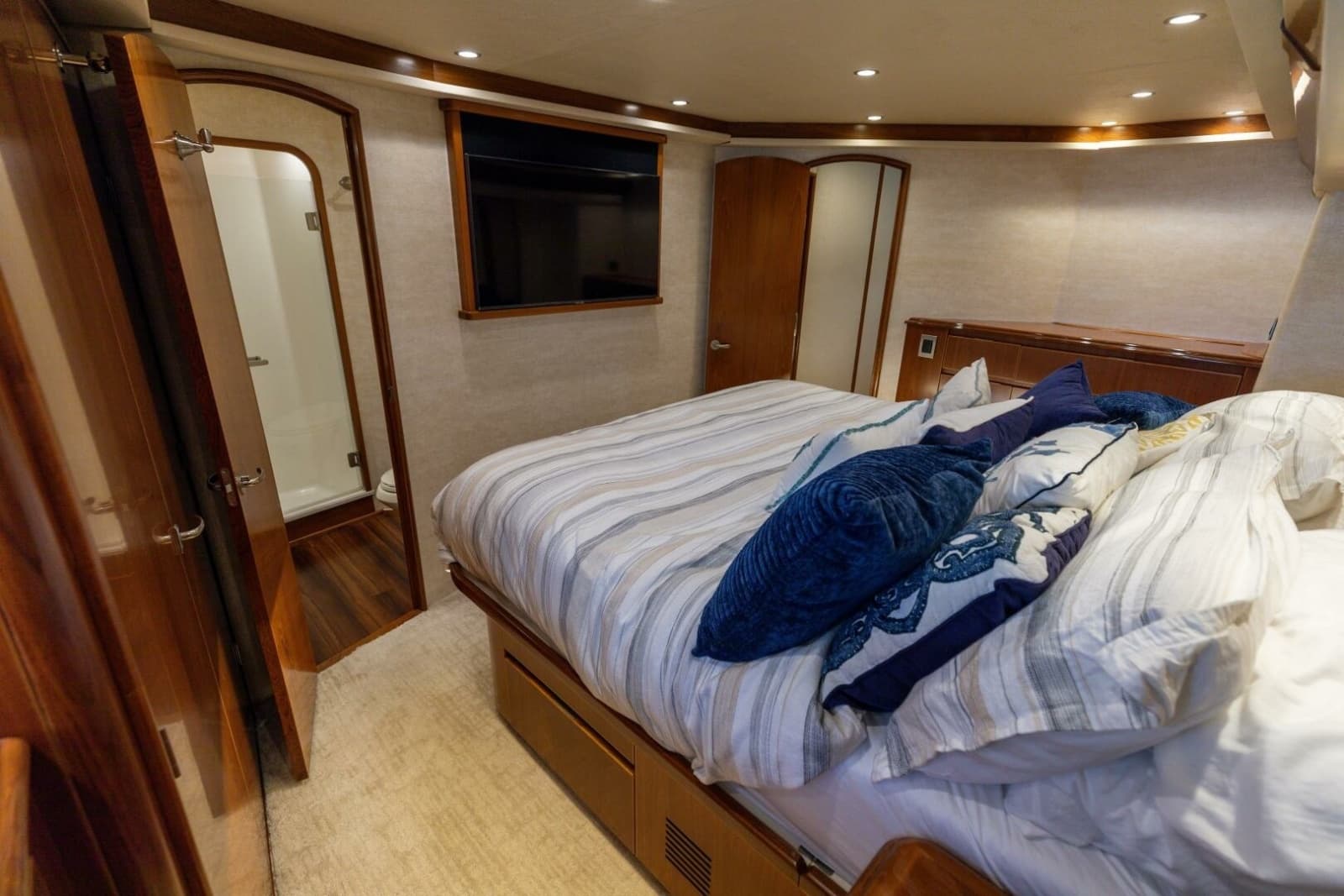 2015 Viking 70 Convertible - Photo 29