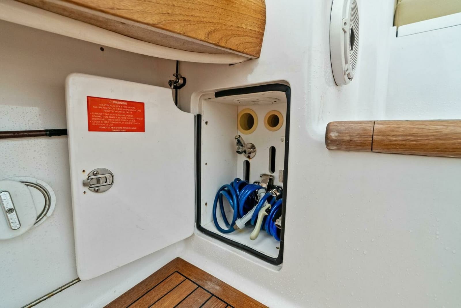 2006 Viking 61 Convertible - Photo 59