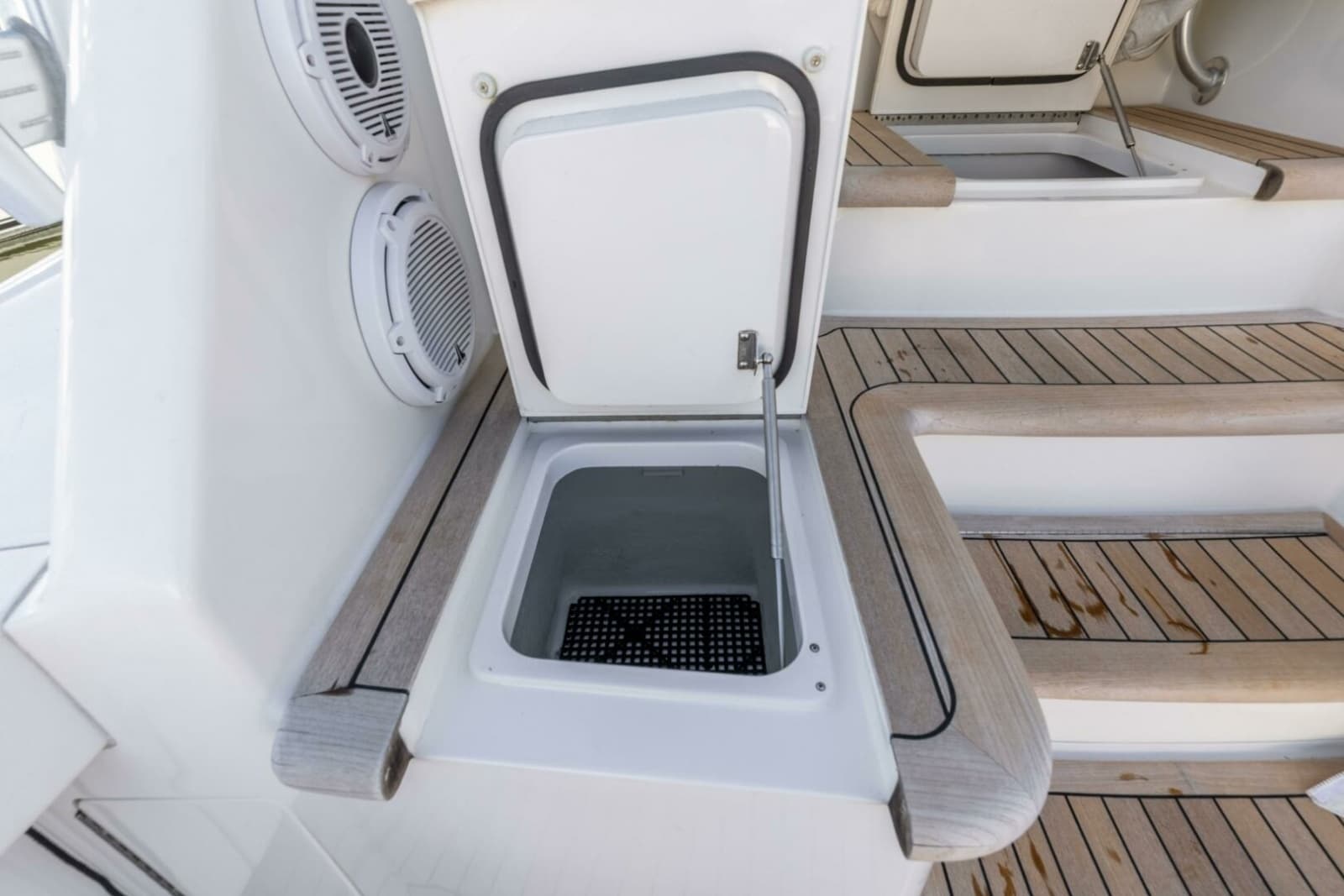 2013 Viking 76 Convertible - Photo 77