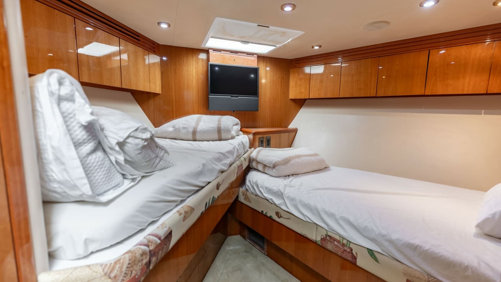 2007 Hatteras 68 Convertible - Photo 23