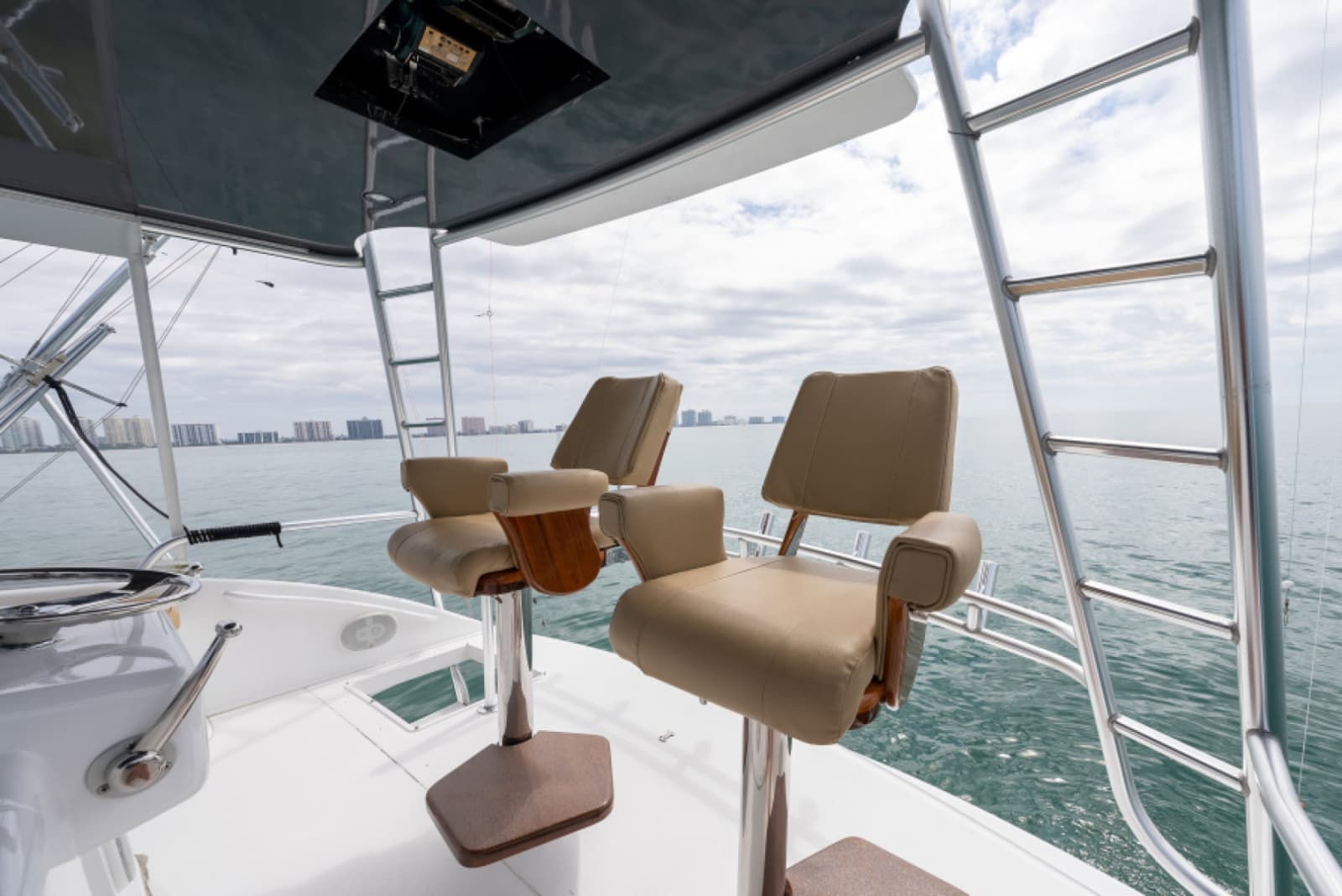 2003 Viking 45 Convertible - Photo 17