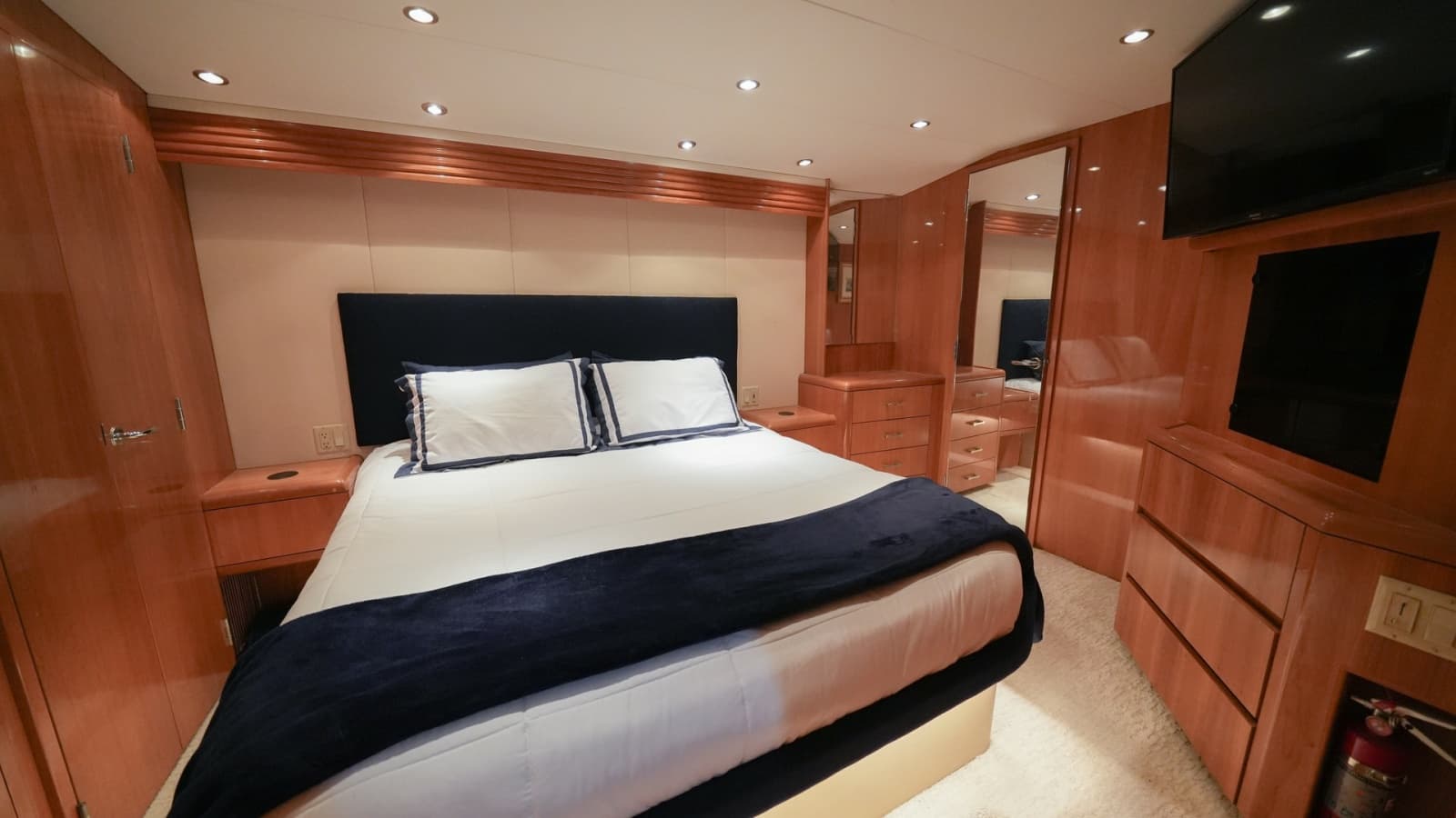 2001 Hatteras 60 Convertible - Photo 10