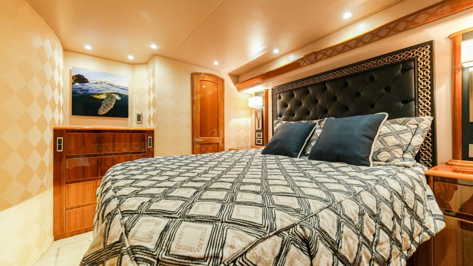 2014 Viking 66 Convertible - Photo 10