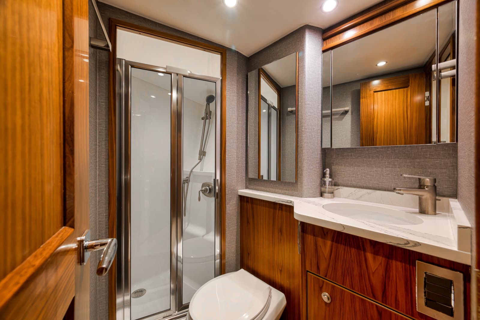 2020 Viking 68 Convertible - Photo 23
