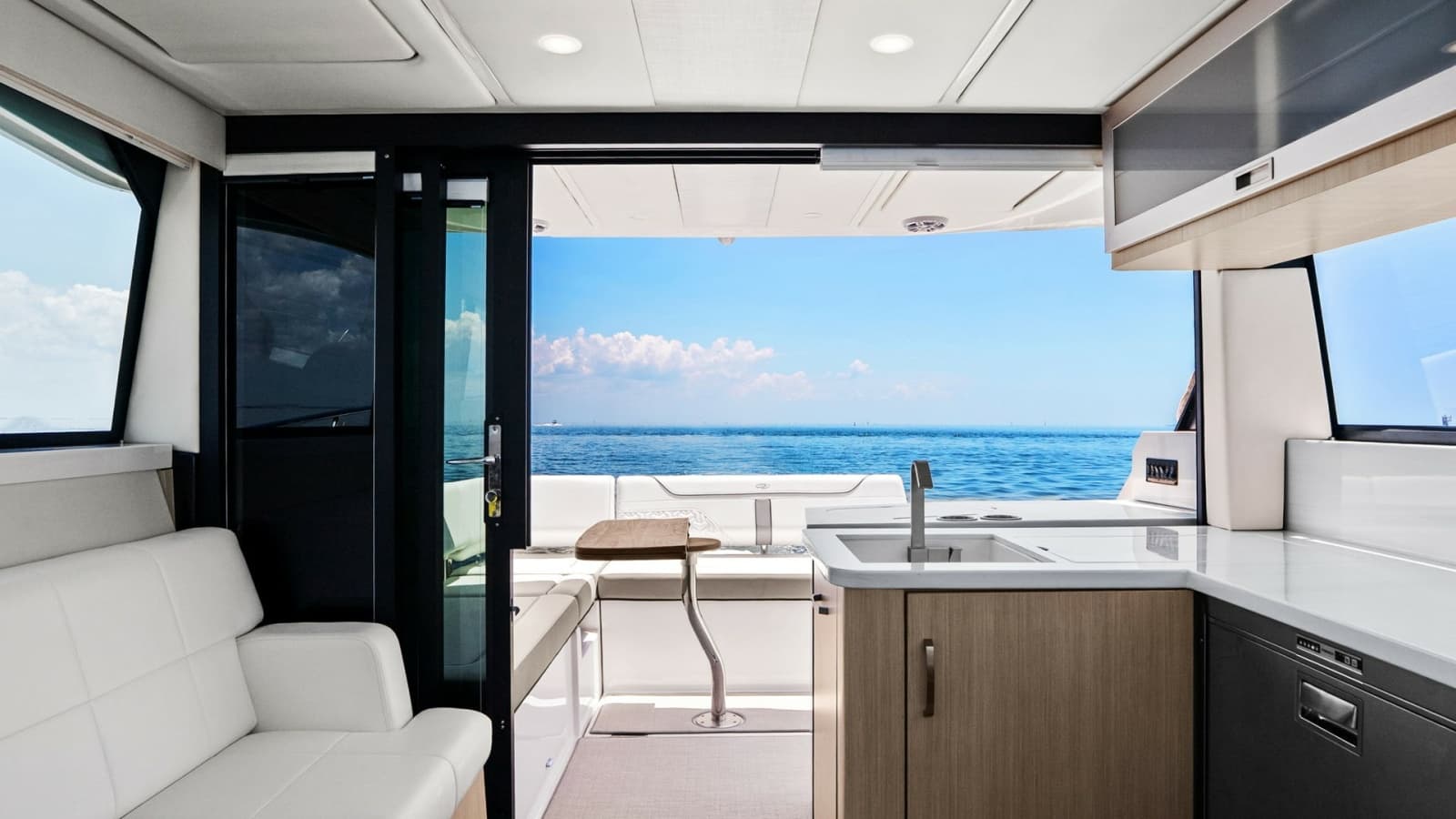 2025 Regal 38 XO - Photo 4