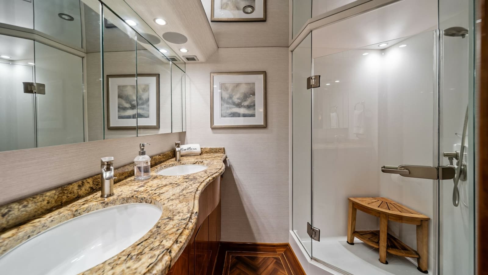 2015 Viking 70 Convertible  - Photo 25