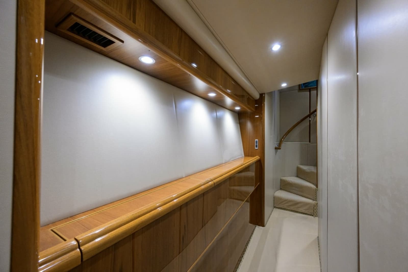 2014 Viking 70 Convertible - Photo 11