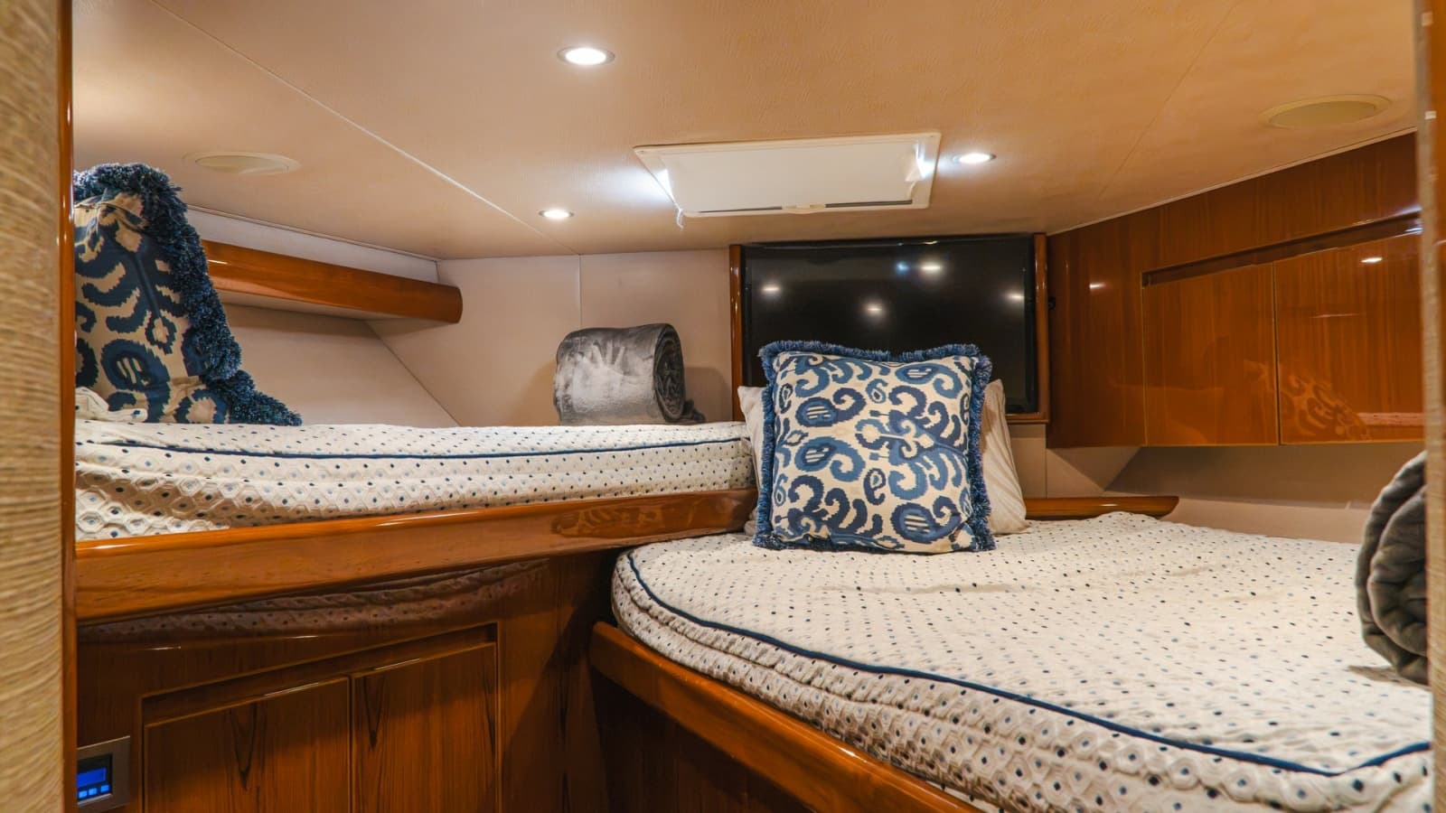 2014 Viking 66 Convertible - Photo 17